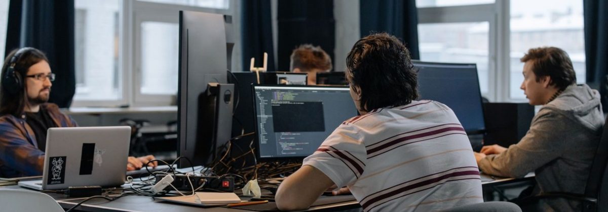 Equipo de desarrolladores programando en una oficina